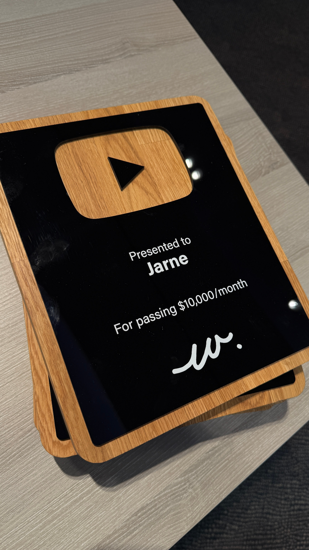Jarne receiving a 10K per month award at the live event